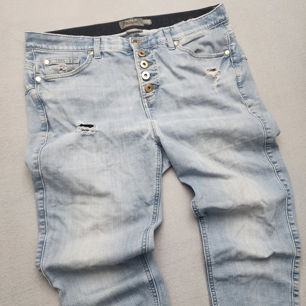 Torrid Bombshell Skinny Jeans 14R Light Wash Distressed Button Fly Frayed Hem